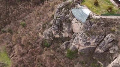 Gen&ccedil; kız 80 metre y&uuml;ksekliğindeki cam terastan kendini boşluğa bıraktı
