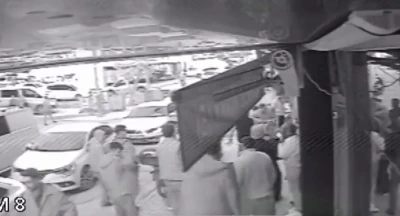 Gen&ccedil; kızlara el-kol hareketi yumruklu kavgayla sona erdi
