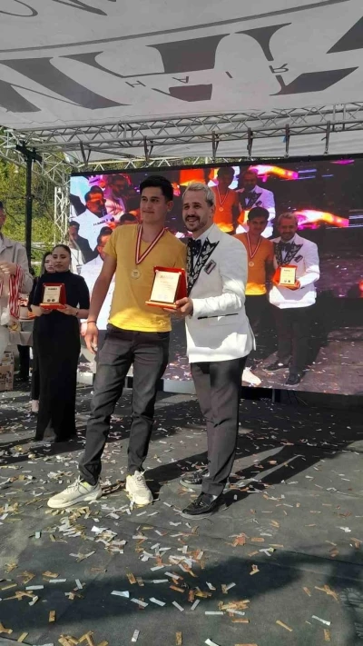 Gen&ccedil; kuaf&ouml;rden b&uuml;y&uuml;k başarı
