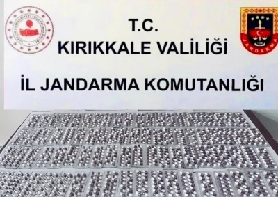 Gen&ccedil; kurye 161 adet sentetik ecza hapla yakalandı
