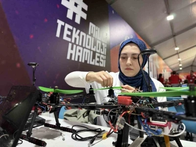 Genç mühendislerden Milli teknoloji vizyonu: Sürü İHA’larla gövde gösterisi
