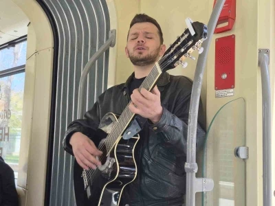 Gen&ccedil; m&uuml;zisyen gitarıyla tramvayda konser verdi
