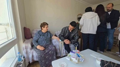 Gen&ccedil; sağlık&ccedil;ılar ev ev giderek kronik hastaların takibini yapıyor
