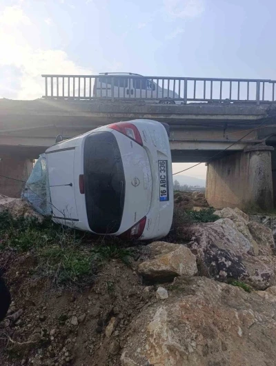 Gen&ccedil; s&uuml;r&uuml;c&uuml; &ouml;l&uuml;mden d&ouml;nd&uuml;: Kontrolden &ccedil;ıkan ara&ccedil; k&ouml;pr&uuml;den u&ccedil;tu, 1 yaralı
