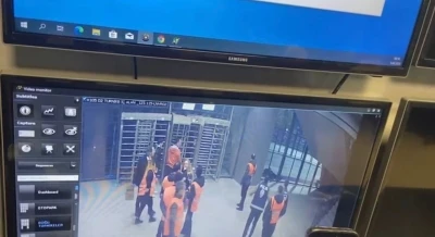 Gen&ccedil; taraftarın trib&uuml;nden d&uuml;şt&uuml;ğ&uuml; anlar kamerada
