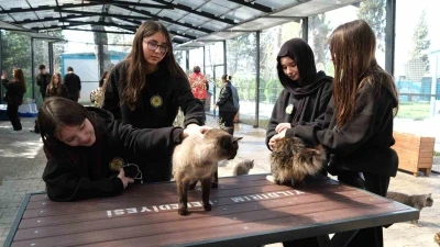 Gen&ccedil;erlerden patili canlara ziyaret
