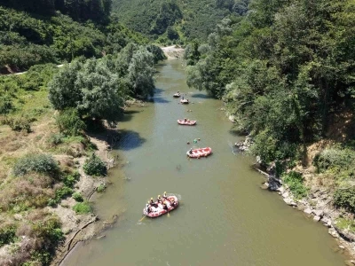 Gen&ccedil;ler 12 kilometre k&uuml;rek &ccedil;ekti
