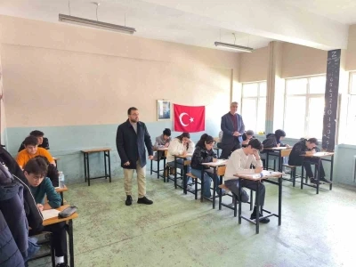 Gen&ccedil;ler bilgileriyle umre i&ccedil;in yarıştı
