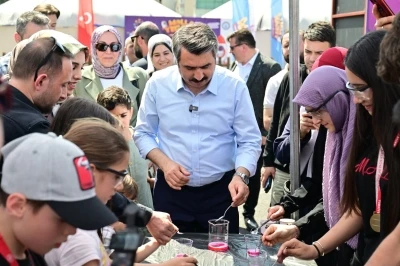Gen&ccedil;ler bilim ve teknoloji festivalinde buluştu

