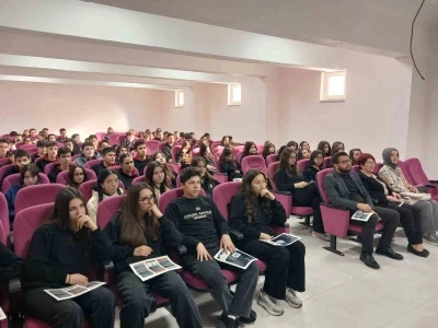 Gençler, ’Dijital Okuryazarlık ve Dezenformasyonla Mücadele’ konularında bilinçleniyor
