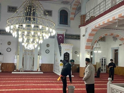 Gen&ccedil;ler Fetih Camiini baştan aşağı temizledi
