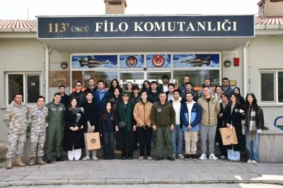 Gen&ccedil;ler kışlada Mehmet&ccedil;ikle omuz omuza bir g&uuml;n ge&ccedil;irdi
