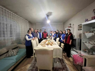 Gen&ccedil;ler mutfağa girdi iftar i&ccedil;in sofra kurdu
