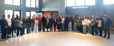 Gen&ccedil;ler Nil&uuml;fer&rsquo;de "İfade &ouml;zg&uuml;rl&uuml;ğ&uuml;" konuşuldu
