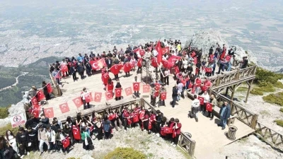 Gen&ccedil;ler Spil&rsquo;in zirvesinde ay yıldızlı bayrakla buluştu
