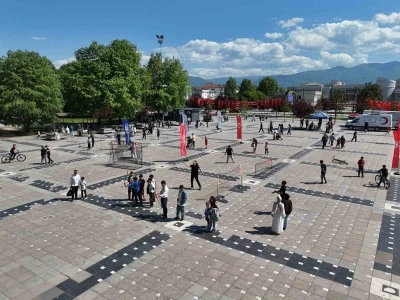 Gen&ccedil;ler spor alanlarında kıyasıya rekabet etti
