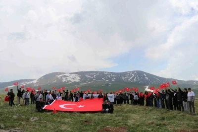 Gen&ccedil;ler ş&uuml;hedanın izinde y&uuml;r&uuml;d&uuml;

