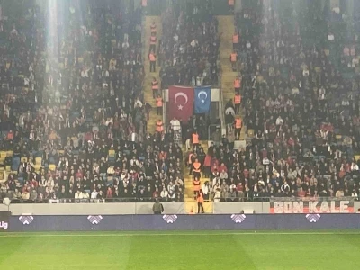 Gençlerbirliği taraftarları tribüne Doğu Türkistan bayrağı astı
