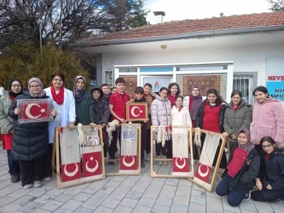Gen&ccedil;lerden T&uuml;rk Bayrağı&rsquo;na &rsquo;T&uuml;rk D&uuml;ğ&uuml;m&uuml;&rsquo; ile ilmek
