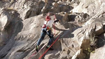 Gençlerden zorlu tırmanış eğitimi
