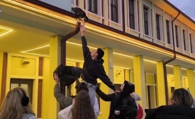 Gen&ccedil;lerin &rsquo;başarısız&rsquo; kedi kurtarma operasyonu kamerada
