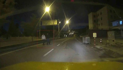 Gençlerin otoyolda yaya yürüyüşü tehlike oluşturdu
