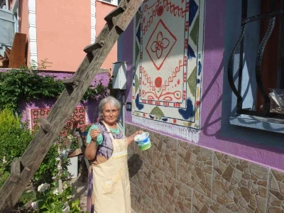 Gençliğinde dokudu şimdi duvarlara çiziyor
