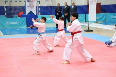 Gen&ccedil;lik Bayramı Sivas&rsquo;ta kutlandı, sporcular h&uuml;nerlerini sergiledi
