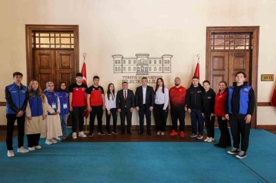 Gen&ccedil;lik Haftası&rsquo;nda başarılı sporcular Vali S&ouml;zer&rsquo;le buluştu
