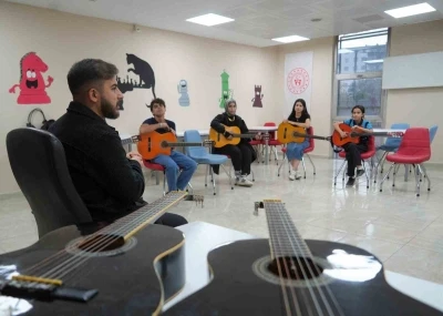 Gençlik Merkezi’nde gençler sanatı keşfediyor
