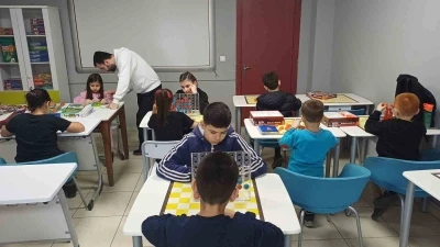Gen&ccedil;lik merkezinde akıl ve zeka kursu ilgi g&ouml;r&uuml;yor

