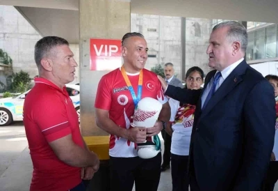 Gen&ccedil;lik ve Spor Bakanı Bak&rsquo;ı Muğla&rsquo;da milli sporcular karşıladı
