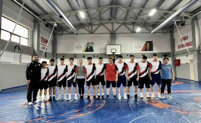 Gen&ccedil;lik ve Spor İl M&uuml;d&uuml;r&uuml; Kabakcı g&uuml;reş&ccedil;ilerle mindere &ccedil;ıktı
