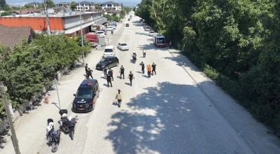 Ger&ccedil;eğini aratmayan tatbikat: Şahısları yere yatırıp yakaladılar
