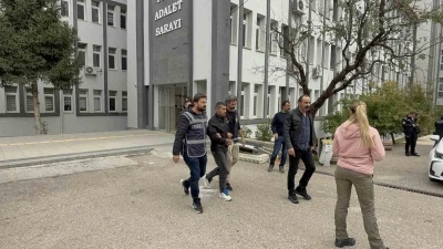 Gerçek polisler sahte polisi kıskıvrak yakaladı
