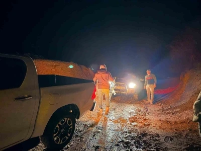 Gerc&uuml;ş&rsquo;te &ccedil;amura saplanan aracı &Ouml;zel İdare ekipleri kurtardı
