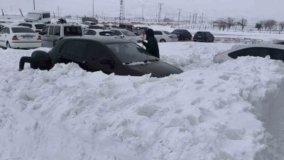 Gerc&uuml;ş&rsquo;te kar, arabaların boyunu ge&ccedil;ti