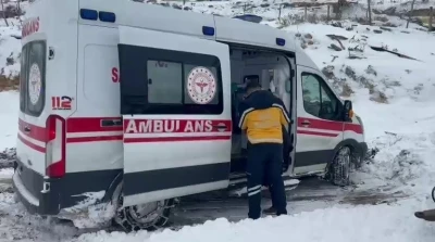 Gerc&uuml;ş&rsquo;te kar nedeniyle kapanan yolda mahsur kalan ambulans kurtarıldı
