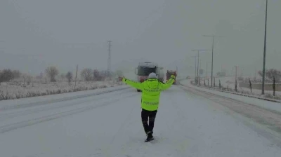 Gerc&uuml;ş&rsquo;te karda kalan arabaların imdadına polis yetişti
