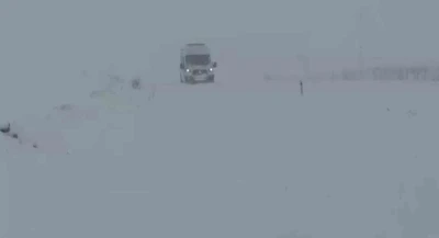 Gerc&uuml;ş&rsquo;te karda mahsur kalan ambulansa İl &Ouml;zel İdare ekibi yetişti
