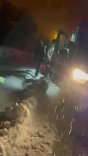 Gerc&uuml;ş&rsquo;te karda mahsur kalan hasta ve ambulans kurtarıldı