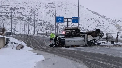 Gerc&uuml;ş&rsquo;te meyve y&uuml;kl&uuml; kamyonet devrildi, meyveleri s&uuml;r&uuml;c&uuml;n&uuml;n yardımına koşanlar topladı

