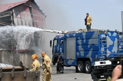 Geri dönüşüm depolarında çıkan yangının soğutma çalışmaları sürüyor

