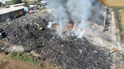 Geri dönüşüm tesisinin bahçesindeki yangında soğutma çalışması sürüyor
