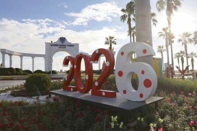 Geri d&ouml;n&uuml;ş&uuml;mle hazırlanan yeni yıl s&uuml;slemeleri Mersin&rsquo;i renklendirdi
