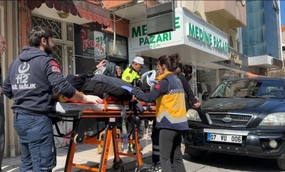 Geri manevra sırasında kaldırımda oturan yaşlı kadına &ccedil;arpan s&uuml;r&uuml;c&uuml;ye &rsquo;neden &ccedil;arptın&rsquo; sitemi
