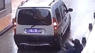 Geri manevra yaparken yayaya &ccedil;arptı