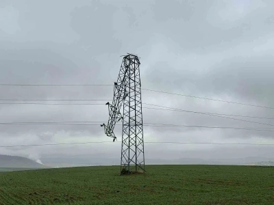 Gerilim hattındaki hırsızlıkta direkler devrildi, alternatif hatlar sayesinde il&ccedil;e elektriksiz kalmadı
