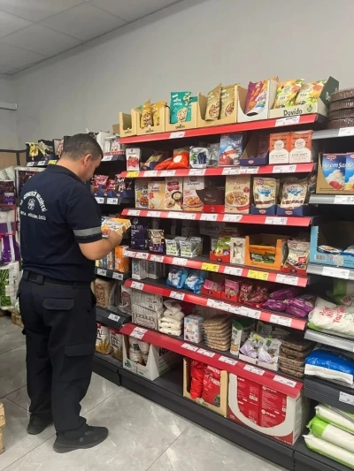 Germencik&rsquo;te zabıta ekipleri marketlerde etiket ve son kullanma tarihi kontrol&uuml; yaptı
