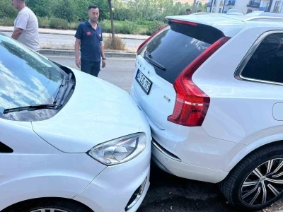 Gevaş’ta zincirleme kaza: 1 yaralı
